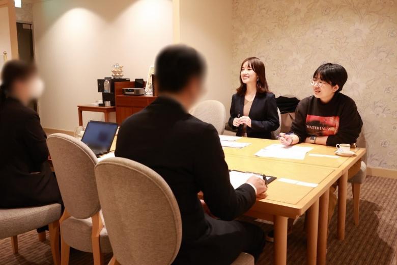 企業ヒアリングを行う様子