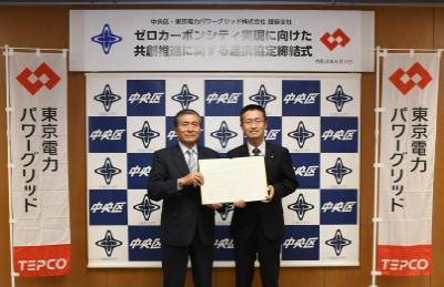 締結者の記念撮影の写真
