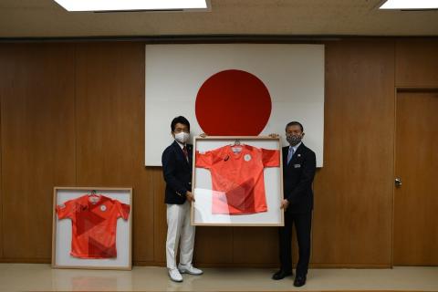 JOCから記念品の贈呈（左から、JOC福井団長、山本泰人区長）画像