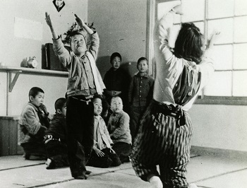 民舞を習っている戦災孤児　提供：昭和館　画像