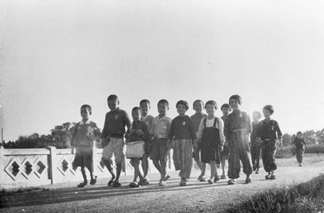 地元の国民学校へ集団で通学する児童たち　提供：河合　徳司　画像