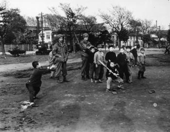 子どもたちが野球しているのを見守る兵士　提供：昭和館　画像