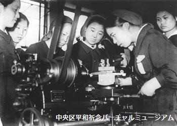 女子挺身隊の旋盤作業　撮影：石川光陽　画像