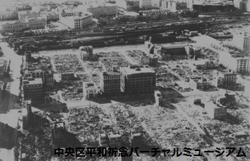 東京大空襲による惨禍の跡 東京駅八重洲口、丸の内方面の焼け跡を望む　提供：共同通信社　画像