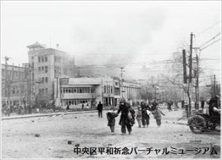 数寄屋橋交差点 避難する親子/提供:石川令子 画像