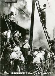 家庭防火群の消火作業／提供：共同通信社　画像