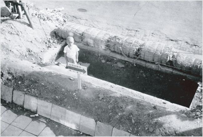 道路横につくられた待避壕／提供：池田勘助　画像