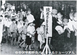 疎開地へ出発する児童たち（昭和19年8月）／提供：共同通信社　画像