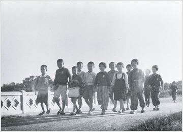 地元の国民学校へ集団で通学する児童たち／提供：河合徳司　画像