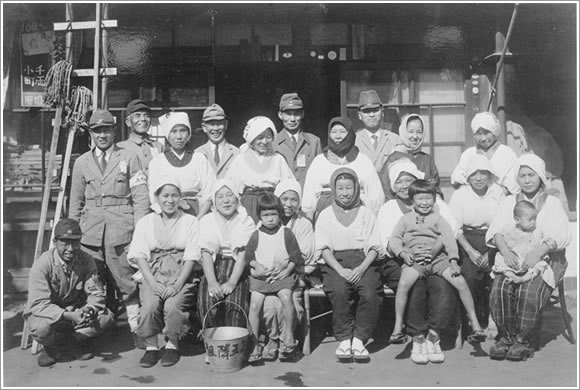 隣組の記念写真　提供：桂田　一郎　画像