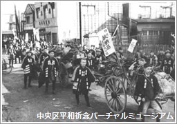 金属回収で古鉄を回収する鳶職の人たち／京橋地区　提供：共同通信社　画像