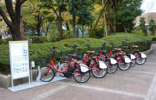 サイクルポートに停車しているコミュニティサイクルの写真